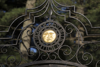 crest in gate